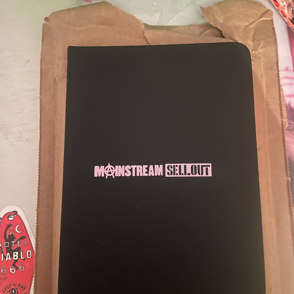 Mainstream Sellout VIP Merchandise - Picture 3 of 4